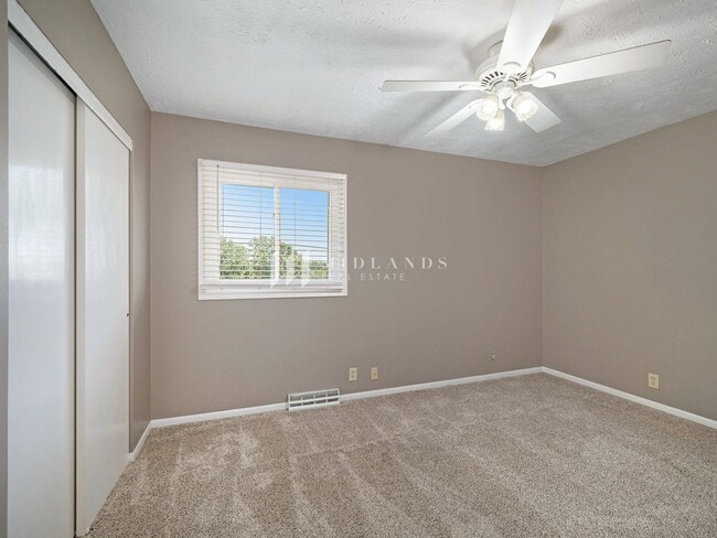 Building Photo - Millard 3 Bed / 2 Bath Split Entry