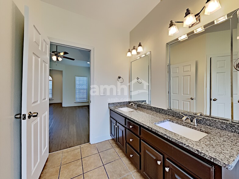 Building Photo - 305 Fernwood Ln