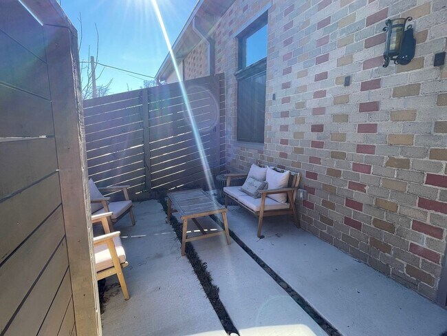 Building Photo - 1020 E 6th St