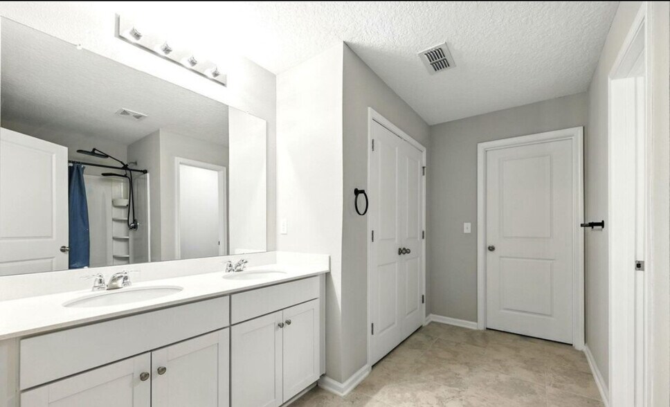Building Photo - 2127 Sweet Pine Ct