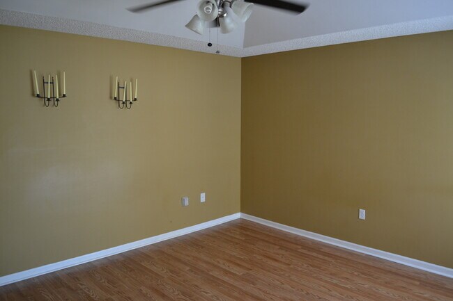 Building Photo - Location! Location!  3 bedroom, 2 bath, Ga...