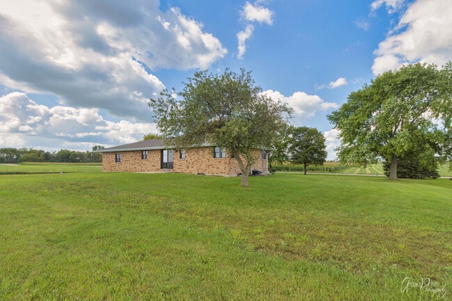 Building Photo - 8310 E Coral Rd