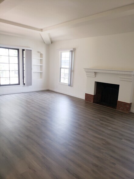 Building Photo - 219 S Martel Ave