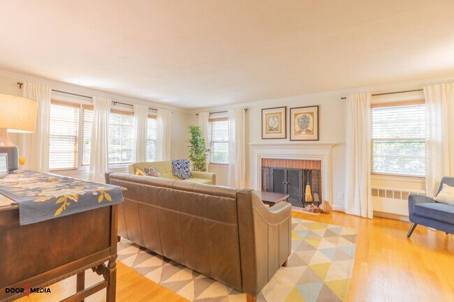 Building Photo - Short Term Furnished Rental -3 Bedroom Spl...