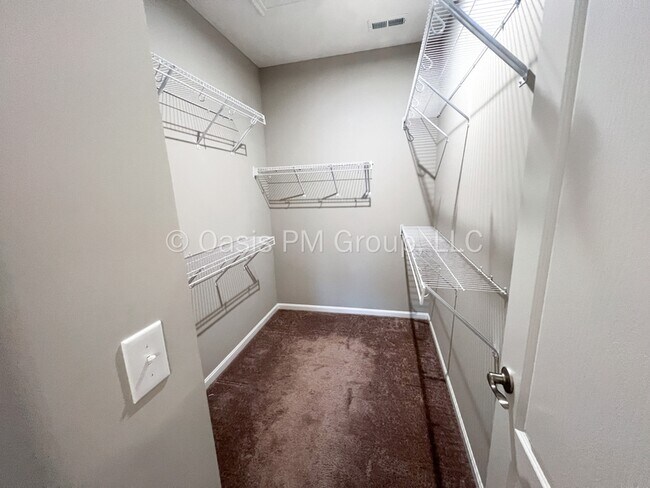 Building Photo - 521 Rochdale Run