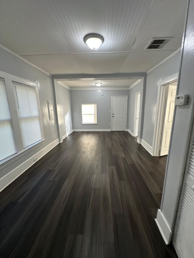 Building Photo - Fully Renovated 3/1 Single Family Ready to Move In!