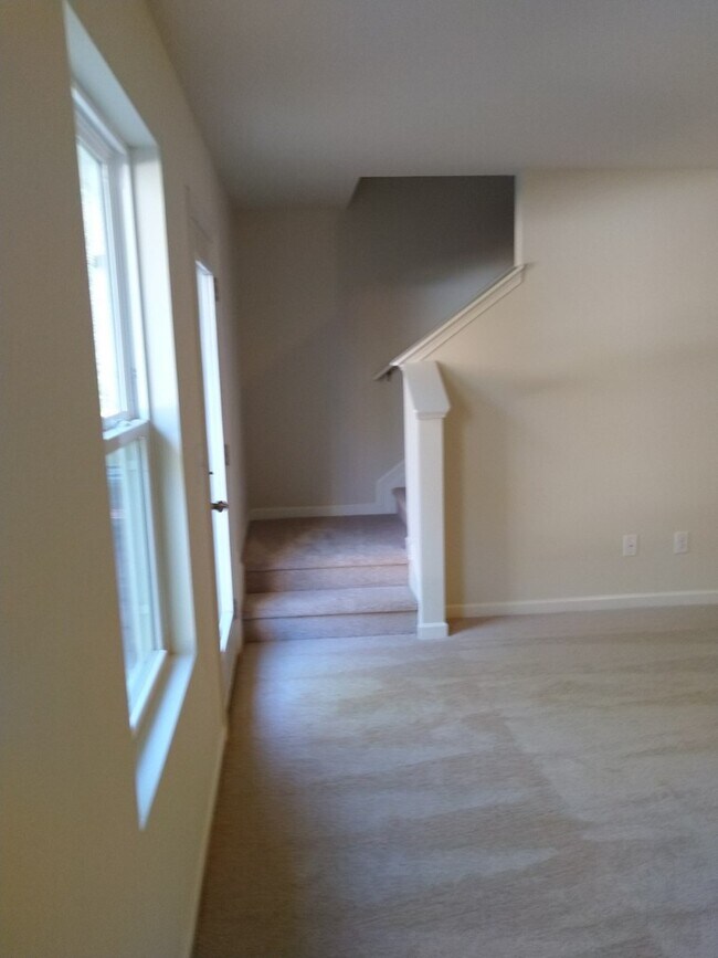 Building Photo - 3 bed/ 2.5 bath!!!