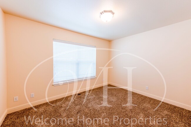 Building Photo - Spacious Home with Vaulted Ceilings