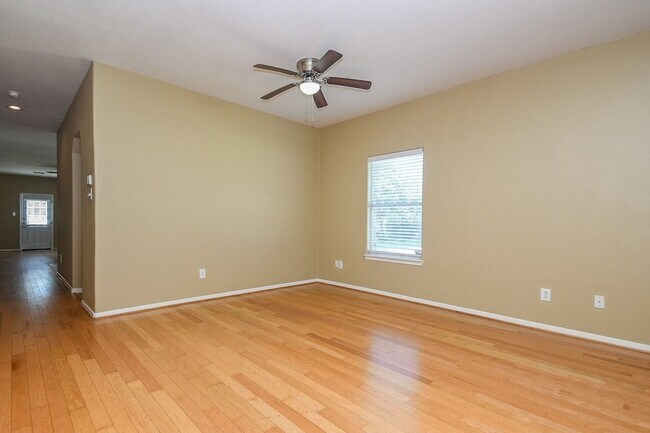 Building Photo - 402 New Hope Ln