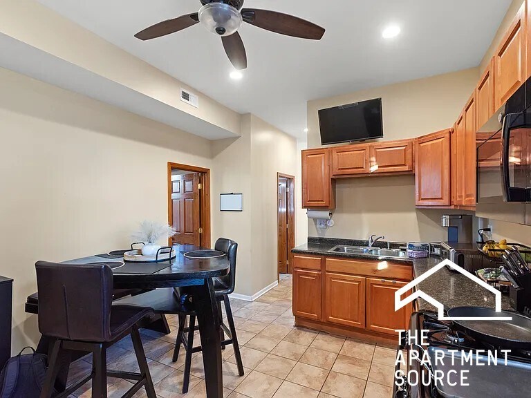 Building Photo - 2028 N Hamlin Ave