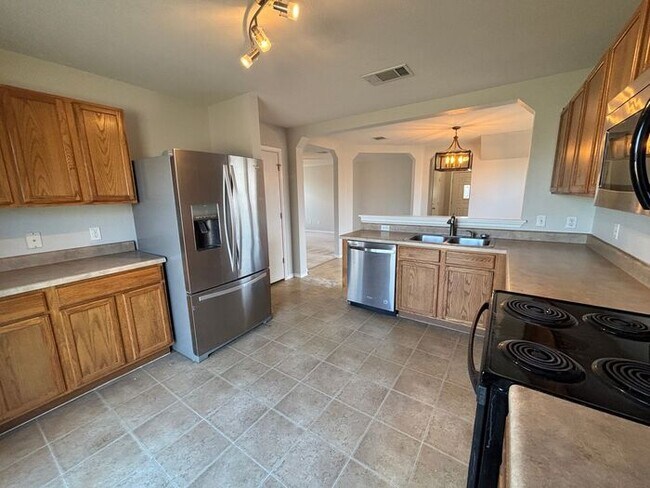 Building Photo - Spacious & Bright 4-Bedroom Home with Mode...