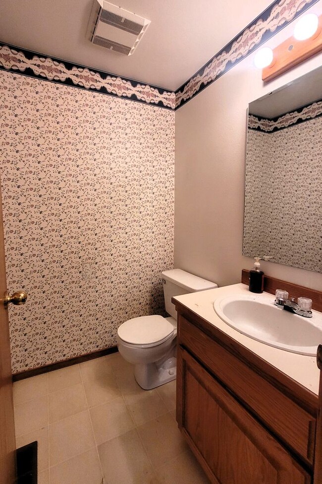 Building Photo - Charming Split-level 4 Bedroom Home - E Mc...