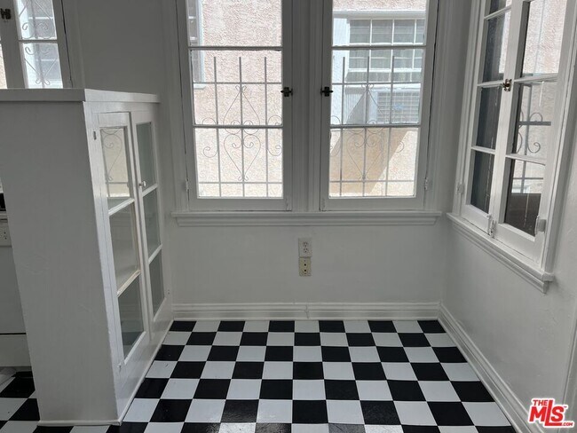 Building Photo - 741 S Mansfield Ave