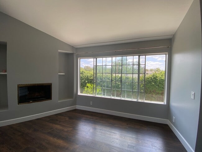 Building Photo - Remodeled 3 bed, 3 bath home on East end of Simi Valley