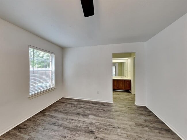 Building Photo - 14 S White Pebble Ct