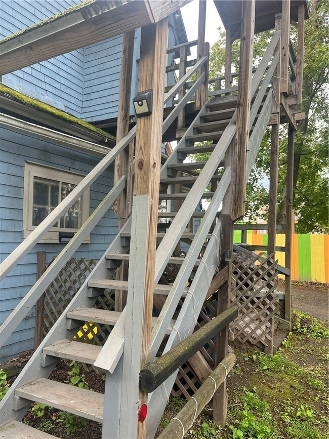 Building Photo - 56 River St