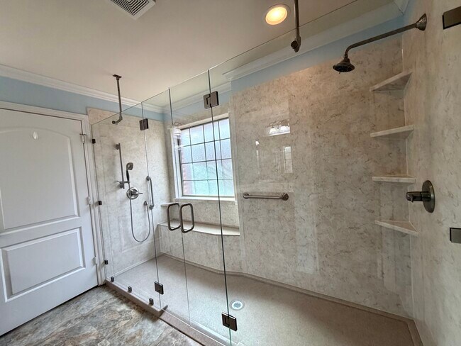 Building Photo - 710 Huntwick Ln