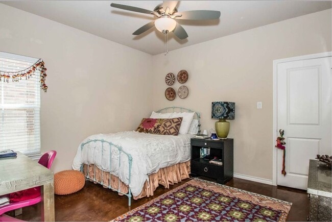 Building Photo - * MOVE IN SUMMER 07/01/2027 * 6 Bed 4 Bath...