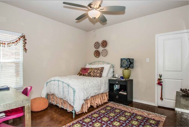 Building Photo - * MOVE IN SUMMER 7/1/2027 * 6 Bed 4 Bath H...