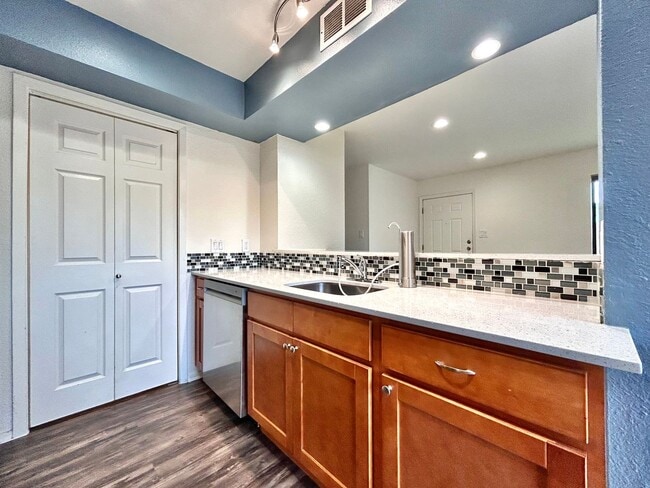 Building Photo - 6005 Cougar Dr