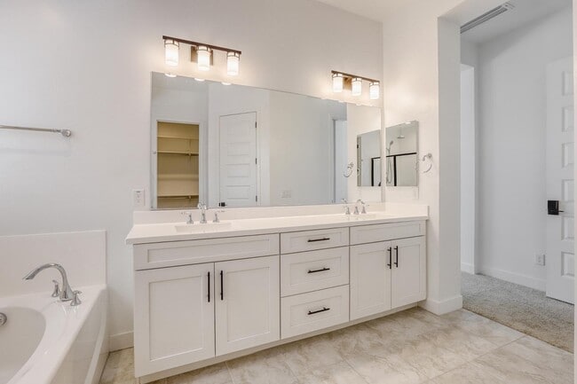 Building Photo - 8723 W Vista Ave