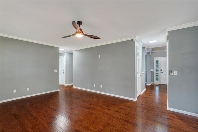 Building Photo - Richmond Hill Beauty: 4-Bedroom Home with Stunning Lagoon Views!