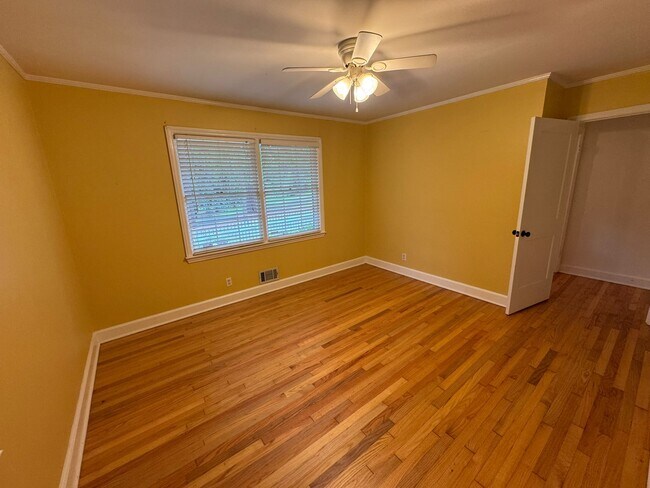 Building Photo - 828 Forest Ridge Dr W