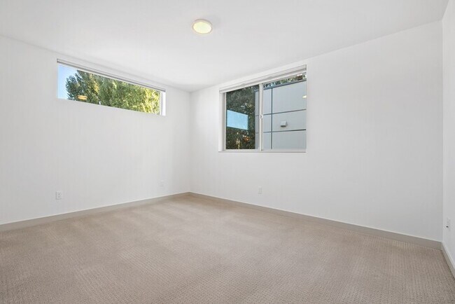 Building Photo - Impeccable Greenwood Townhome with Air Con...