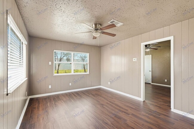 Building Photo - 3130 S Llewellyn Ave