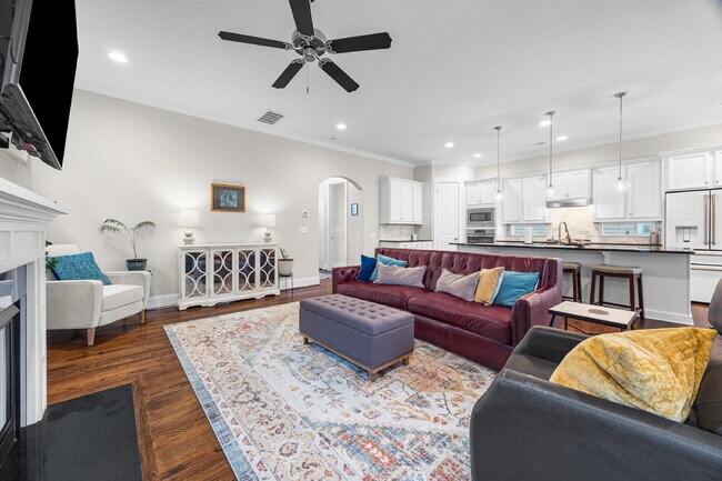 Building Photo - Fully Furnished 3BR Retreat in Riverwalk | Office + Screened Patio