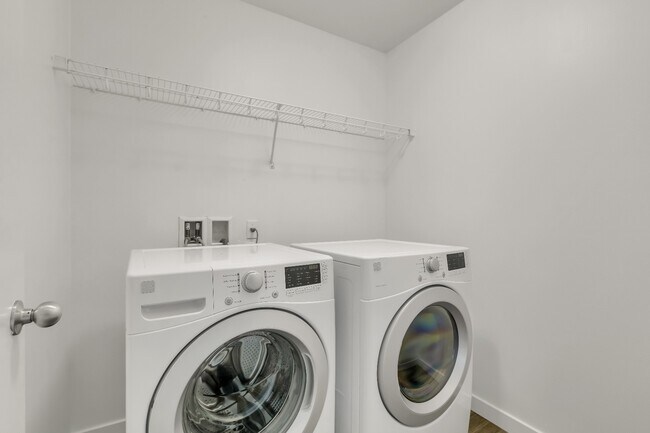 Building Photo - Silver Lake Home Available now