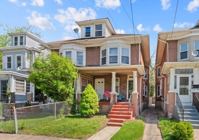 Building Photo - 726 Riverside Ave