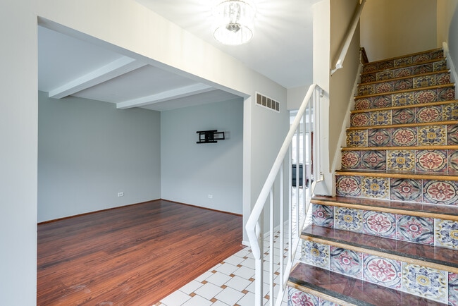 Building Photo - 18W269 Kirkland Ln