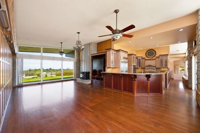 Building Photo - Luxury Living with Stunning 360-Degree Vie...