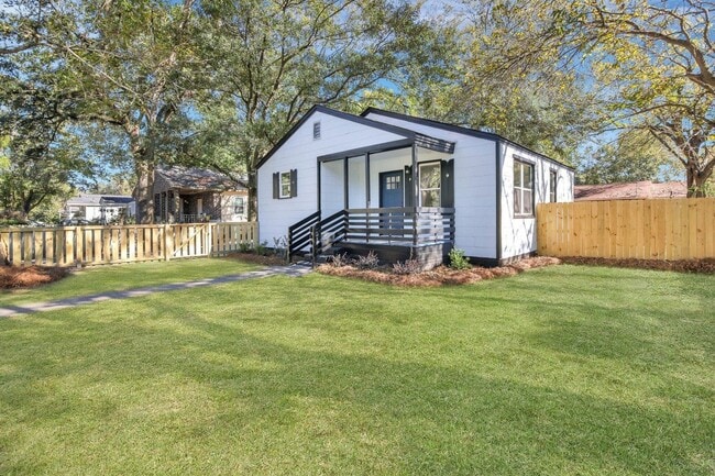 Building Photo - Beautifully renovated 3 bedroom, 2 bathroom home in the heart of North Charleston