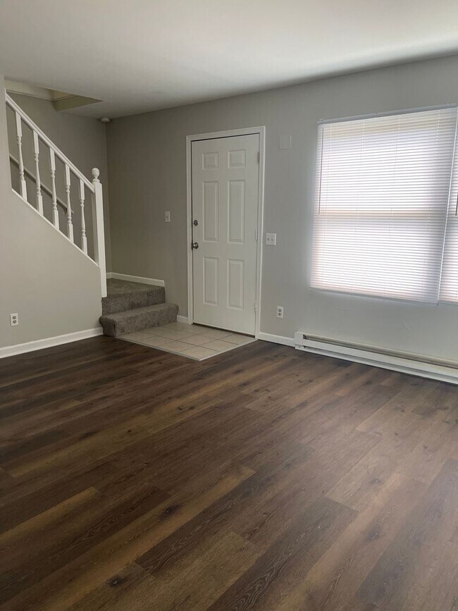 Building Photo - Welcome to this beautifully renovated 2-bedroom, 1.5-bathroom home in Columbus, OH!