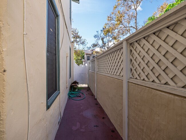 Building Photo - 152 N Arnaz Dr