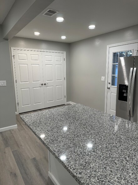 Building Photo - 139 Raintree Rd