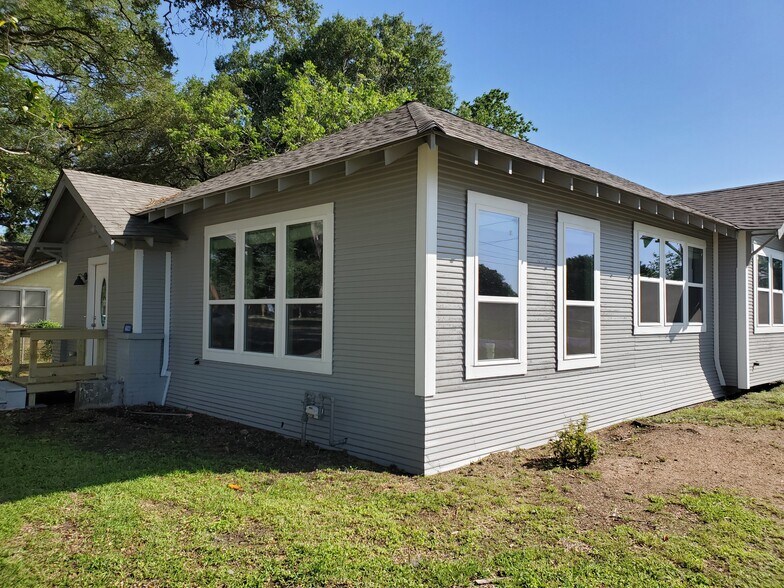 Large windows - 6823 Guyler St