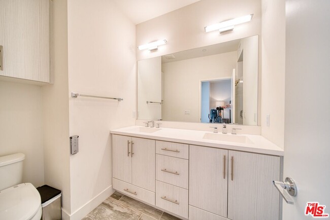 Building Photo - 2205 Selig Dr