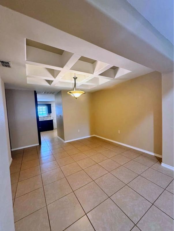 Building Photo - 1110 W Gardenia Ave