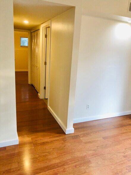 Building Photo - 2107 Melrose Dr