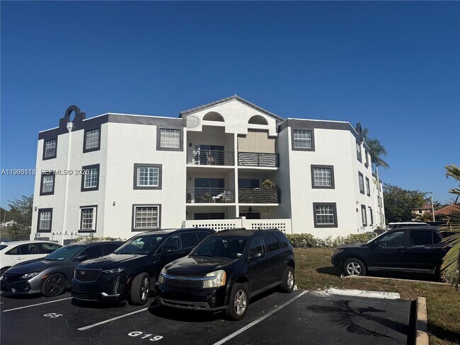 Building Photo - 9735 Fontainebleau Blvd