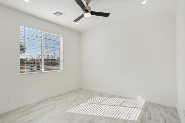 Building Photo - 910 E Roma Ave