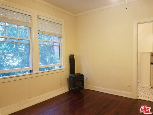 Building Photo - 649 N Rossmore Ave