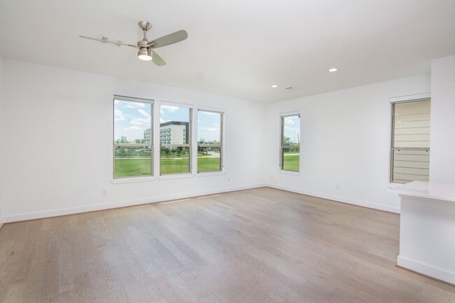Building Photo - 462 S Centro Cir