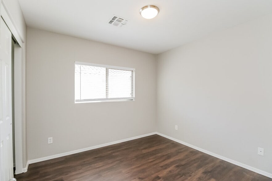 Building Photo - 8528 E Desert Ln