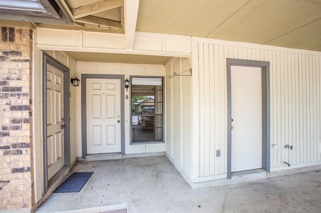 Building Photo - 2409 Berkett Dr