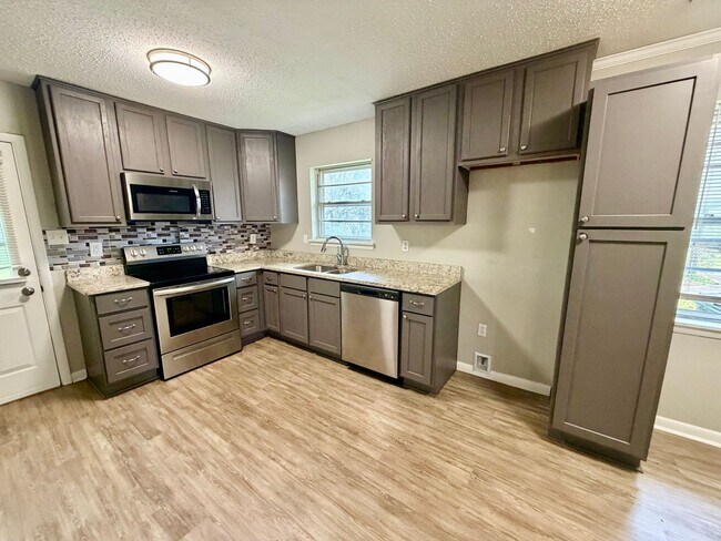 Building Photo - Comfortable 3-Bed Home with Fenced Backyard