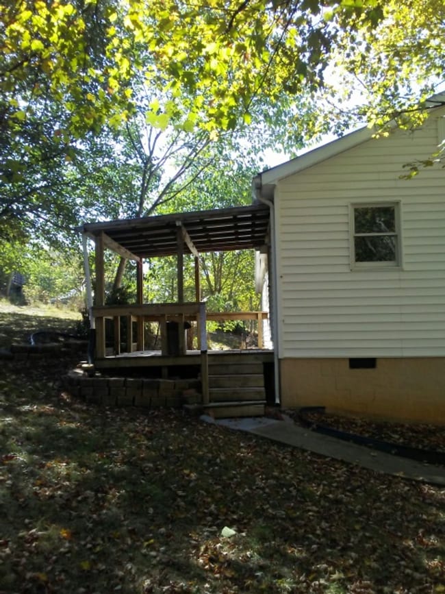Building Photo - Bungalow Located Just Outside of Town